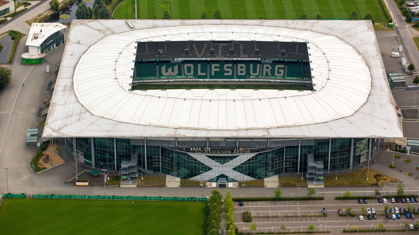 
                <strong>Platz 41: Volkswagen Arena (VfL Wolfsburg)</strong><br>
                4,2 Sterne (3244 Bewertungen)
              