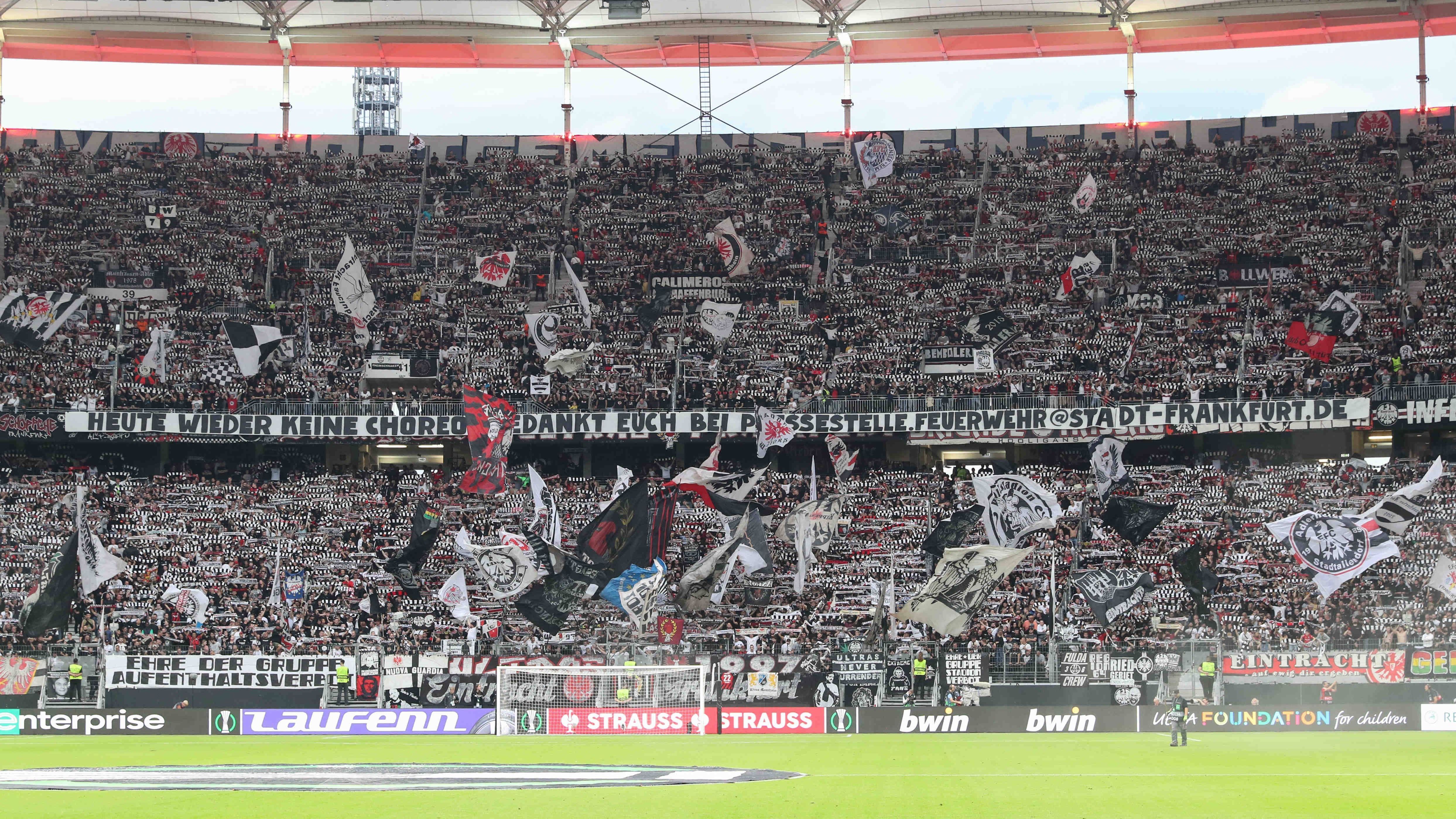 <strong>Eintracht Frankfurt</strong><br>Auch die Fans von Eintracht Frankfurt hätten wohl gerne vor der Partie in der Conference League gegen Aberdeen (2:1) eine Choreografie präsentiert, durften aber nicht. "Heute wieder keine Choregrafie. Bedankt euch bei Pressestelle.Feuerwehr@stadt-frankfurt.de" stand auf einem Spruchband der Eintracht-Fans.&nbsp;