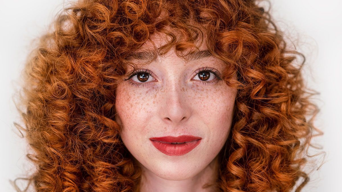 Feurig heiß oder doch lieber Kupferrot – Rote Haare stechen vor allem in der kalten Jahreszeit deutlich hervor. Den Trend lest ihr im Beauty-Artikel.