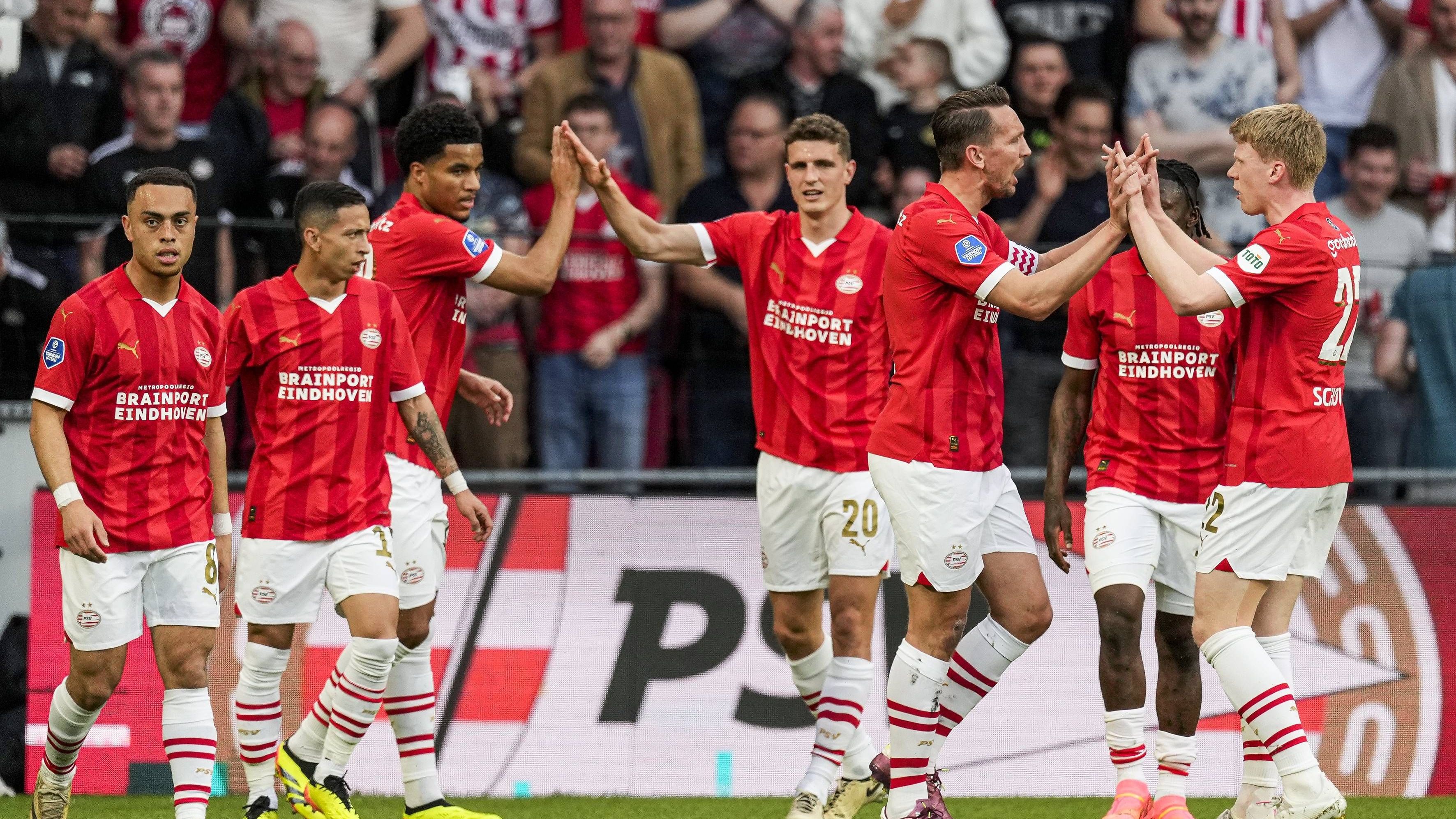 <strong>Niederlande</strong><br>Die PSV Eindhoven hat nach einem 6:0-Kantersieg gegen Schlusslicht Vitesse Arnheim eine Hand bereits an der Schale. Der Vorsprung auf Feyenoord Rotterdam beträgt weiterhin neun Punkte ...&nbsp;