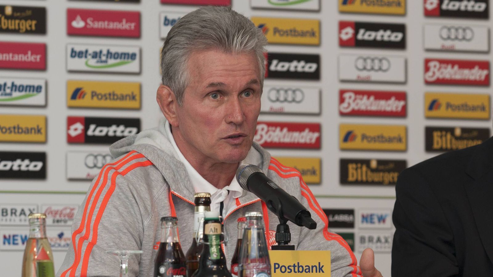 
                <strong>Heimatverbundenheit</strong><br>
                Die Heimatverbundenheit ist etwas, das immer geblieben ist. 2012/2013 bestreitet er in Gladbach sein vermeintlich letztes Spiel als Trainer, von den Fans wird er gefeiert. "Das zeigt mir, dass das meine Heimat ist", sagte Heynckes unter Tränen. 
              