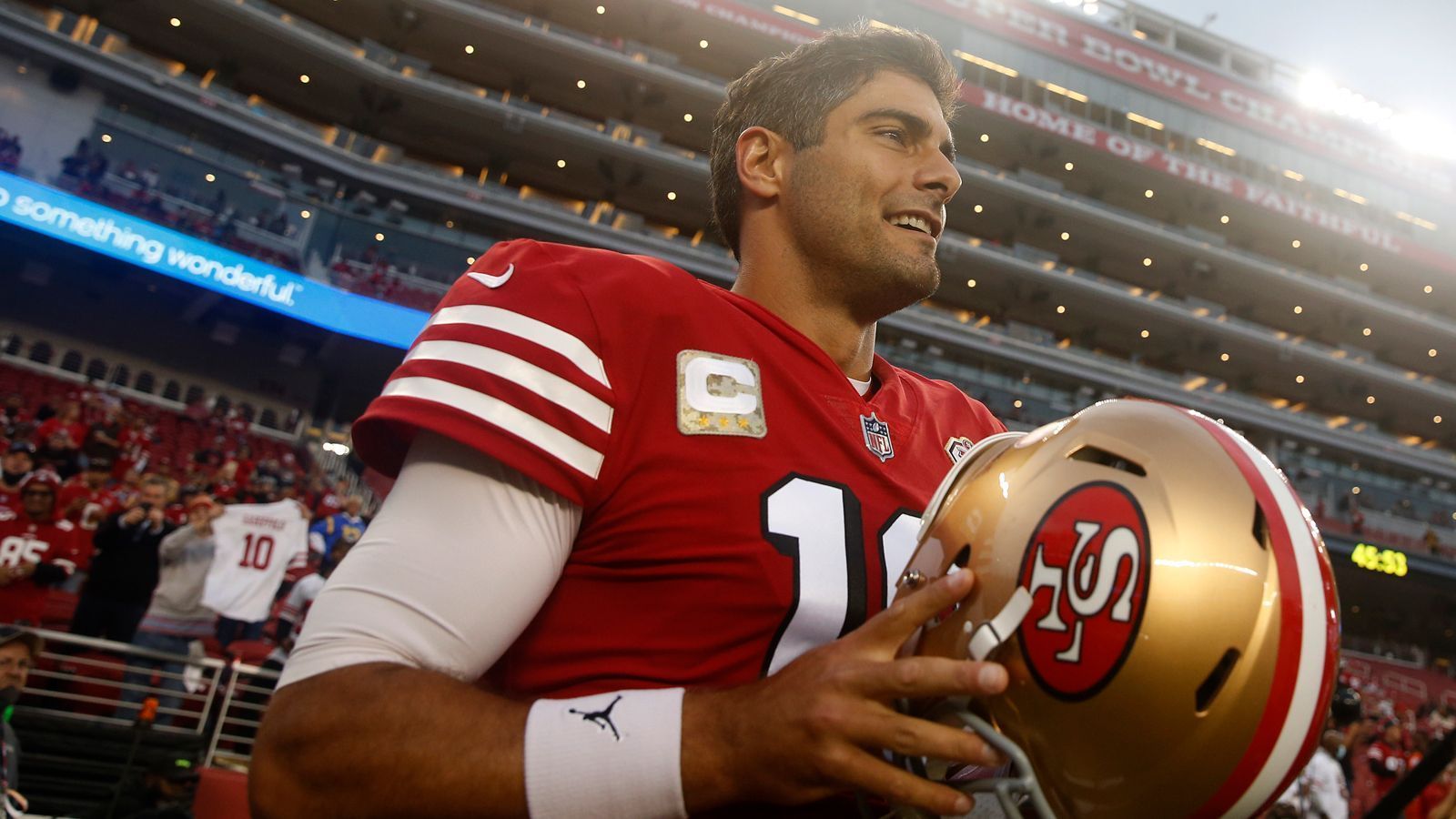 
                <strong>Washington Football Team </strong><br>
                Beim Washington Football Team ist in dieser Saison, nach dem verletzungsbedingten Ausfall von Ryan Fitzpatrick, Taylor Heinicke als Starter im Einsatz und konnte bisher durchaus Argumente für ein weiteres Engagement als Starter sammeln. Allerdings konnte zeigte auch Heinicke immer wieder wechselhafte Leistungen - manchmal führte er sein Team zum Sieg, ein anderes Mal warf er eben diesen weg. Garoppolo wäre ein Upgrade  und könnte in Washington die Zeichen endgültig auf Playoff-Football stellen. 
              
