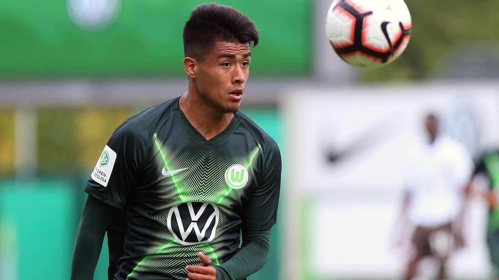 
                <strong>Ulysses Llanez (VfL Wolfsburg)</strong><br>
                Beim VfL Wolfsburg arbeitet der 18-jährige Ulysses Llanez seit Sommer 2019 ebenfalls an seinem Bundesliga-Durchbruch. Der gebürtige Kalifornier mit mexikanischen Wurzeln überzeugte im Herbst dann auf Anhieb in der U19-Bundesliga Nord/Nordost. Bei seinen elf Einsätzen für den Wolfsburger Nachwuchs gelangen dem Außenbahnspieler zehn Tore und drei Vorlagen. Macht der U20-Nationalspieler so weiter, dürfte Llanez' Debüt für die VfL-Profis wohl nur noch eine Frage der Zeit sein.
              