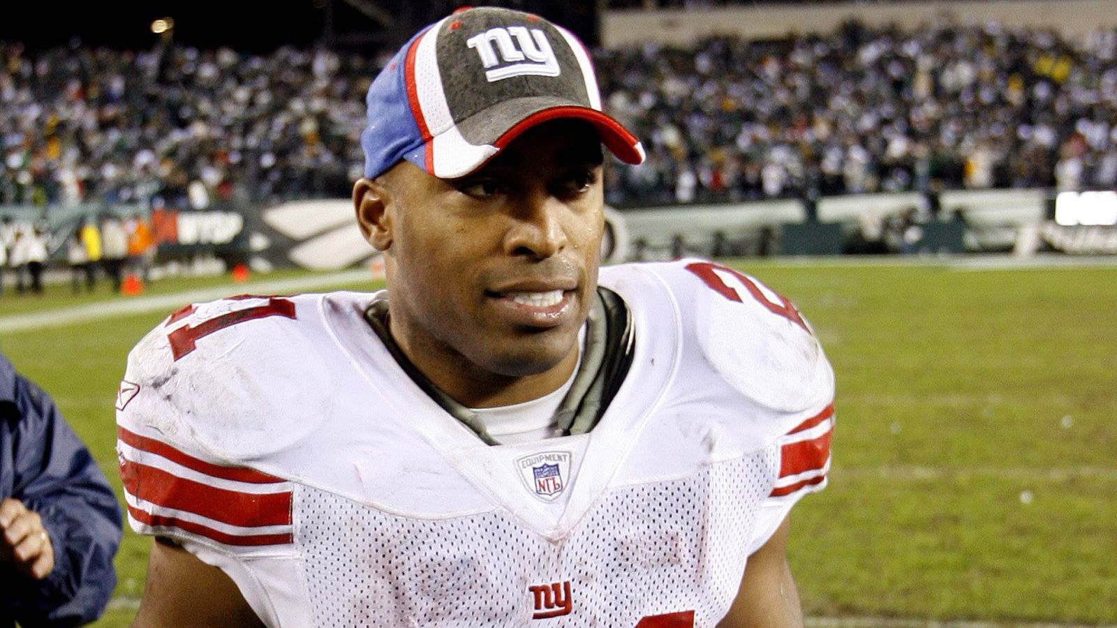 
                <strong>Tiki Barber</strong><br>
                Tiki Barber spielte von 1997 bis 2006 für die New York Giants und befand sich in der Form seines Lebens, als er mit 31 Jahren überraschend sein Karriereende verkündete. Der Running Back erklärte seine Entscheidung mit der hohen körperlichen Belastung. Fünf Jahre später wollte er in die NFL zurückkehren. Laut Medienberichten litt er nicht zuletzt aufgrund einer teuren Scheidung unter Geldproblemen. Er trainierte im Jahre 2011 bei den Miami Dolphins mit, konnte sich dort aber nicht für einen Kaderplatz empfehlen und kam auch bei keinem anderen Team unter.  
              