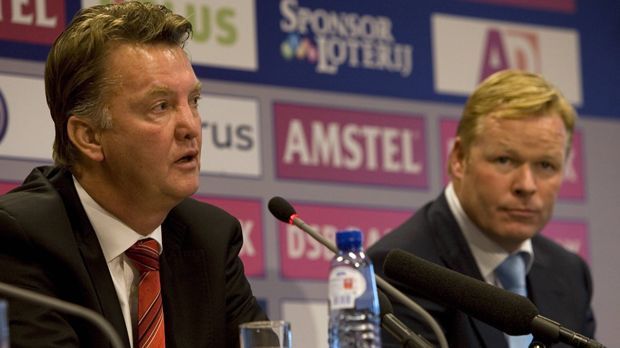 
                <strong>Louis van Gaal vs. Ronald Koeman</strong><br>
                Heute kaum vorstellbar, aber wahr! Die beiden Niederländer arbeiteten einst harmonisch als Trainer und Assistent in Barcelona. Zu Feinden wurden die beiden Landsmänner 2004. Damals war Ronald Koeman (Bild rechts) Trainer bei Ajax Amsterdam und Louis van Gaal zum Sportchef ernannt. Als sich van Gaal in die tägliche Trainingsarbeit einmischte, kam es zu ersten Rissen im Verhältnis der beiden. Zum Bruch kam es, als van Gaal Zlatan Ibrahimovic gegen den Willen von Koeman verkaufte.
              