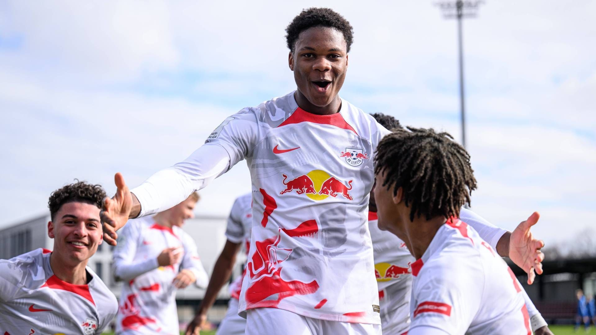 
                <strong>Mittelfeld: Winners Osawe</strong><br>
                &#x2022; Alter: 16<br>&#x2022; Verein: RB Leipzig<br>Im Klub ist er mit seinen 16 Jahren bereits Führungsspieler der B-Junioren, bei der EM blieb Osawe meist nur die Jokerrolle. Nur im zweiten Gruppenspiel gegen Frankreich stand er in der Startelf.
              