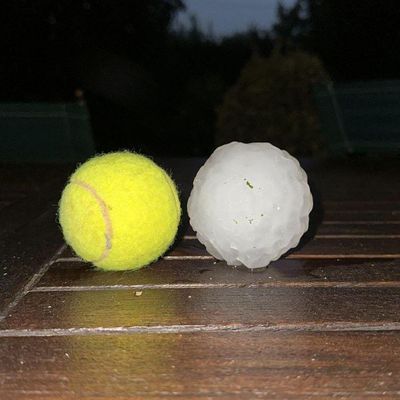 Foto eines Hagelkorns in Größe eines Tennisballs.