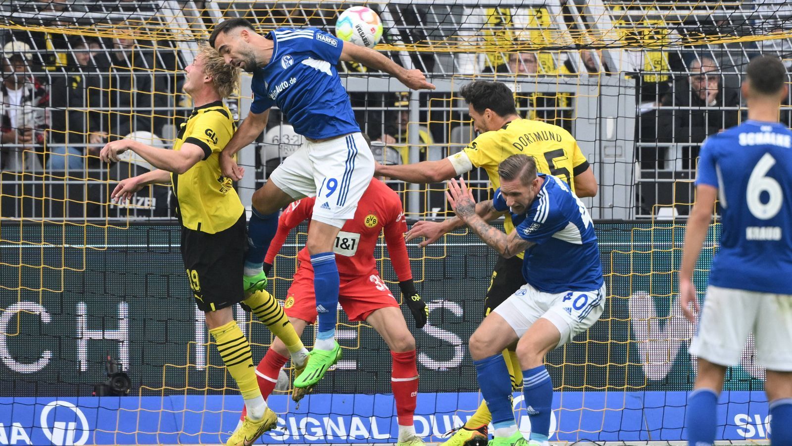 
                <strong>FC Schalke 04 gegen Borussia Dortmund: Die brisantesten Revierderbys seit 2000</strong><br>
                Der FC Schalke 04 gegen Borussia Dortmund - das Revierderby elektrisiert mehr als nur eine Region. Am Samstag treffen die beiden Erzrivalen zum 100. Mal in der Bundesliga aufeinander. Die Vorzeichen vor dem Jubiläum könnten unterschiedlicher kaum sein. Der BVB kämpft um die Meisterschaft, Schalke steckt im Abstiegskampf. Doch das muss nicht immer etwas bedeuten, wie die jüngste Vergangenheit zeigt. ran zeigt die brisantesten Revierderbys seit dem Jahr 2000.
              