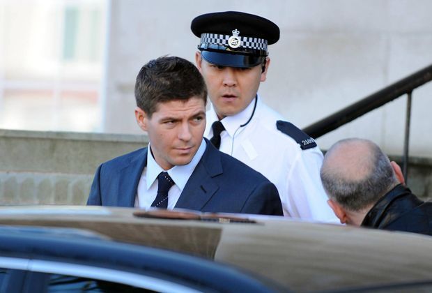 
                <strong>Prügel-Gerrard vor dem Gericht</strong><br>
                Selbst Steven Gerrard bliebt in seiner Karriere nicht ohne Skandale. So verpasste er im Jahr 2008 einem Gast in einem Nachtklub mehrere Faustschläge, wurde aber einige Monate später wegen mangelnder Beweise vom Gericht freigesprochen. 
              