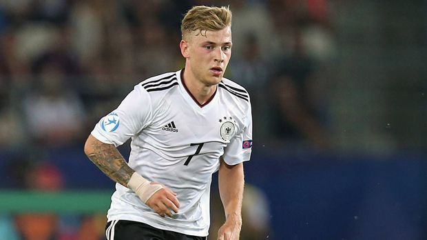 
                <strong>Max Meyer</strong><br>
                Trotz seiner nur 1,73 Meter Körpergröße bringt er das DFB-Team beinahe per Kopf in Führung, scheitert jedoch am Pfosten. Der Schalker ist immer anspielbar und verteilt die Bälle gekonnt. Hat aber auch mehrmals das mögliche 2:0 auf dem Schlappen und vergibt. Holt sich zu allem Überfluss wegen Ballwegschlagens die Gelbe Karte ab. ran-Note: 3
              