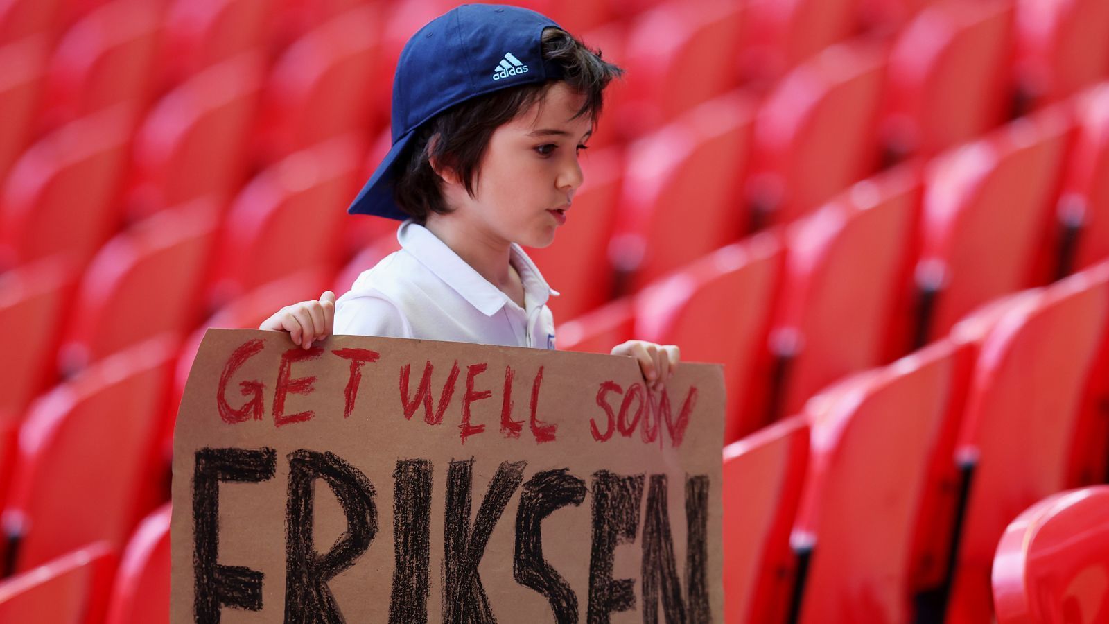 
                <strong>Get well soon Eriksen</strong><br>
                Im Wembleystadion selbst waren die Gedanken immer noch beim am Tag zuvor kollabierten Dänen Christian Eriksen, dem es mittlerweile wieder geht. Der Zustand des 29-Jährigen von Inter Mailand hatte sich nach Angaben des dänischen Verbandes stabilisiert. 
              