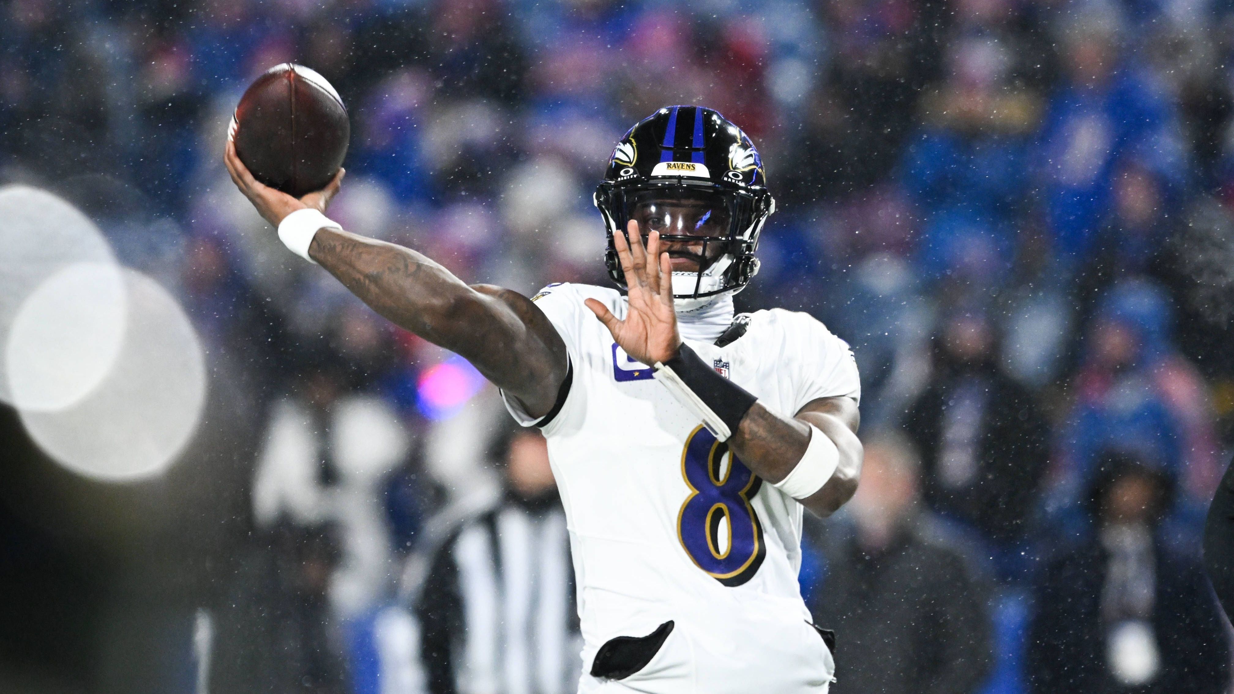 <strong>Passer Rating</strong><br>1. Patrick Mahomes: 102,0 Passer Rating<br>2. Lamar Jackson (im Bild): 101,2 Passer Rating<br>3. Joe Burrow: 101,2 Passer Rating