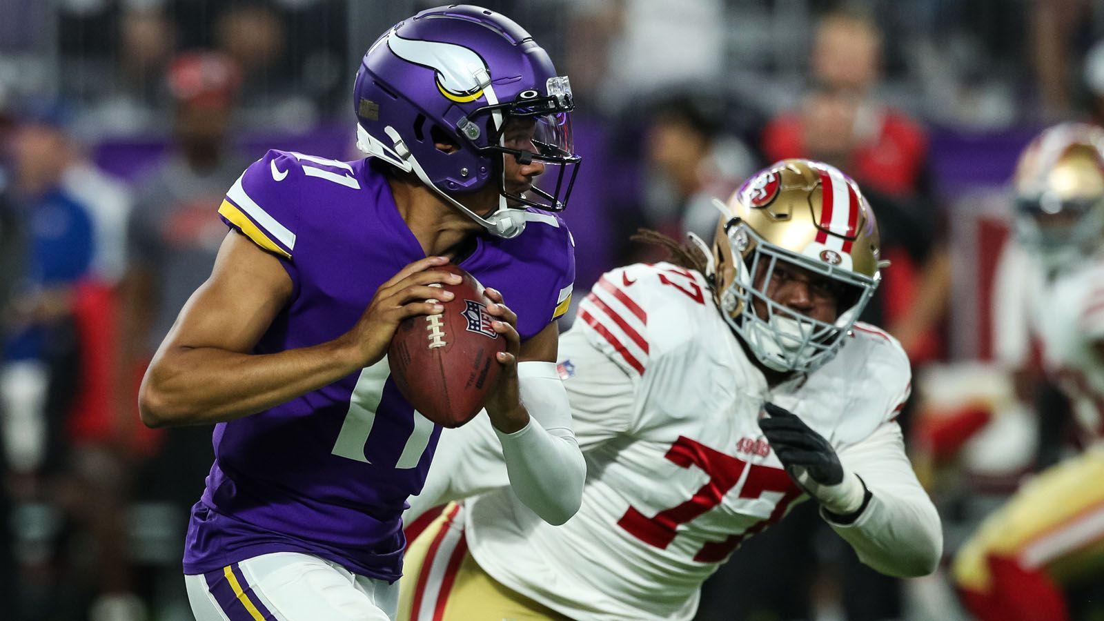 
                <strong>Verlierer: Kellen Mond (Minnesota Vikings)</strong><br>
                Der Quarterback, der beim NFL Draft 2021 in der 3. Runde gepickt wurde, galt eigentlich als potenzieller Backup von Kirk Cousins. Im Preseason-Spiel gegen die San Francisco 49ers konnte er sich allerdings nicht für diese Rolle empfehlen. Er brachte lediglich 10 seiner 20 Pässe ans Ziel und warf zudem zwei Interceptions.
              