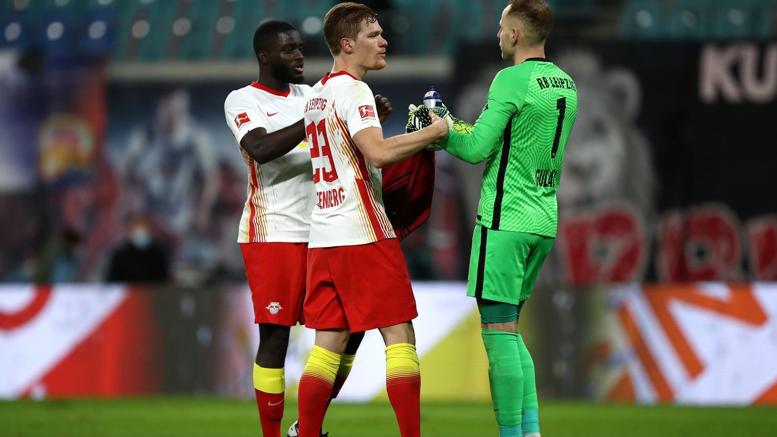 
                <strong>Leipzig abwehrstark – Bayern wackelt hinten</strong><br>
                Dafür steht die Defensive der Leipziger felsenfest: Keeper Peter Gulacsi spielte so oft wie kein anderer in dieser Saison zu Null (elf Mal in 22 Spielen). Manuel Neuer hielt erst fünf Mal die Null. Leipzigs erst 18 Gegentore sind Ligabestwert, Bayerns 31 Gegentore Mittelmaß und der schwächste Bayern-Wert seit 29 Jahren. Aber: Mit der Verkündung des Wechsels von Leipzigs Abwehr-Kante Dayot Upamecano scheint Bayern für die Zukunft gerüstet – und könnte zudem für etwas Unruhe bei den Leipzigern gesorgt haben.
              