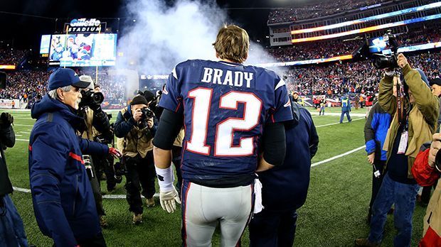 
                <strong>Tom Brady vs Peyton Manning</strong><br>
                Brady in Denver: Die Auswärtsreise zu den Broncos dürften die Patriots nur ungern antreten, denn Denver ist kein gutes Pflaster für Tom Brady. Acht mal trat er gegen die Broncos in deren Heimstadion an und verließ nur zwei Mal als Sieger das Feld. Auch beim bislang letzten Duell am 11. Spieltag musste sich Brady nach Overtime mit 24:30 geschlagen geben - allerdings wurde der am Fuß verletzte Manning damals durch Brock Osweiler vertreten.
              