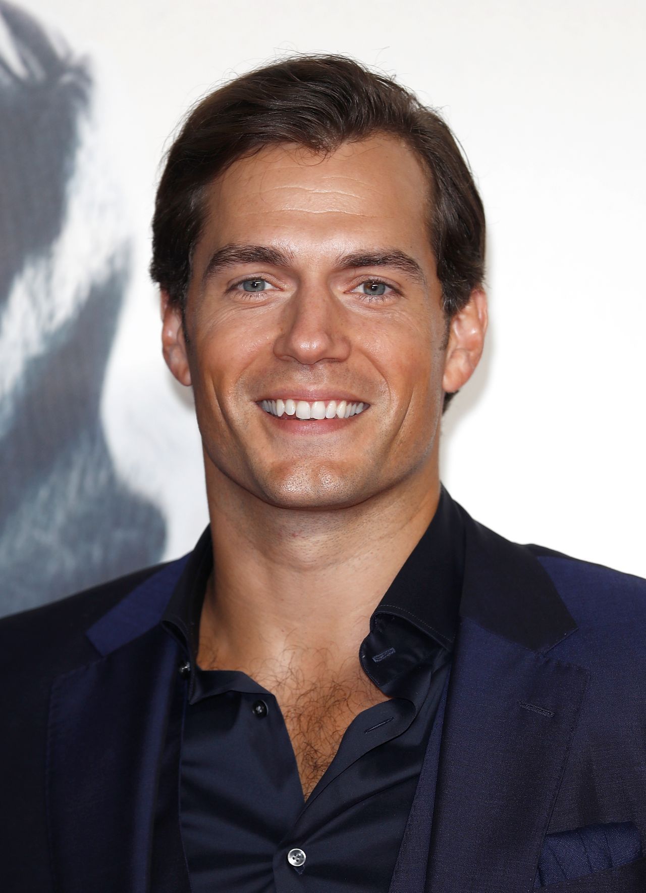 Und beim britischen Schauspieler Henry Cavill bitte ins linke Auge gucken.