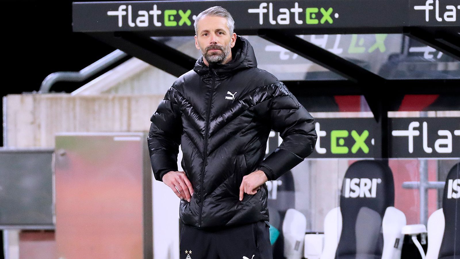 
                <strong>Borussia Mönchengladbach: Marco Rose (Vertrag bis 2022)</strong><br>
                Rose führte die Fohlen ins Achtelfinale der Champions League - in einer Gruppe mit Real Madrid und Inter Mailand. Aber der Europa-Traum täuscht etwas über die schwächere Bundesligasaison hinweg. Gladbach hat jetzt schon sechs Punkte Rückstand auf die Königsklassen-Plätze. Alles noch kein Grund, um das Gefüge in Frage zu stellen. Dazu kommen Gerüchte, nach denen es den beliebten Trainer nach der Saison zu Ligakonkurrent Borussia Dortmund ziehen könnte, so schreibt es zumindest der italienische Transferexperte Gianluca di Marzio. "Warum soll ich das kommentieren?", fragte der Gladbach-Coach, angesprochen auf die Spekulationen. Ein Bekenntnis zur Borussia klingt anders. Es soll eine Ausstiegsklausel geben.
              