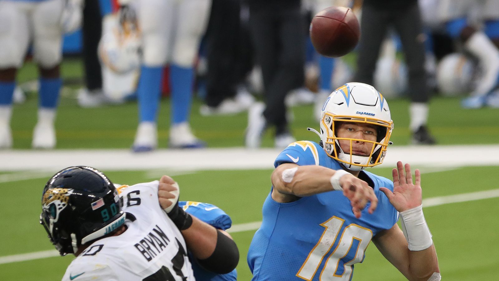 
                <strong>Die meisten angekommenen Pässe für 50 Yards oder mehr</strong><br>
                Auch Justin Herbert könnte noch einen Rekord knacken. Der Quarterback der Los Angeles Chargers führt aktuell mit acht Pässen von 50 Yards oder mehr die Liga an. Damit hat er schon jetzt eine neue Rookie-Bestmarke aufgestellt und schickt sich nun an, den Höchstwert von Donovan McNabb zu brechen. McNabb gelangen 2004 elf solcher Pässe. Somit muss Herbert jetzt im letzten Saisonspiel gegen die Kansas City Chiefs gleich  drei 50-Yards-Pässe werfen, um den NFL-Rekord einzustellen.
              