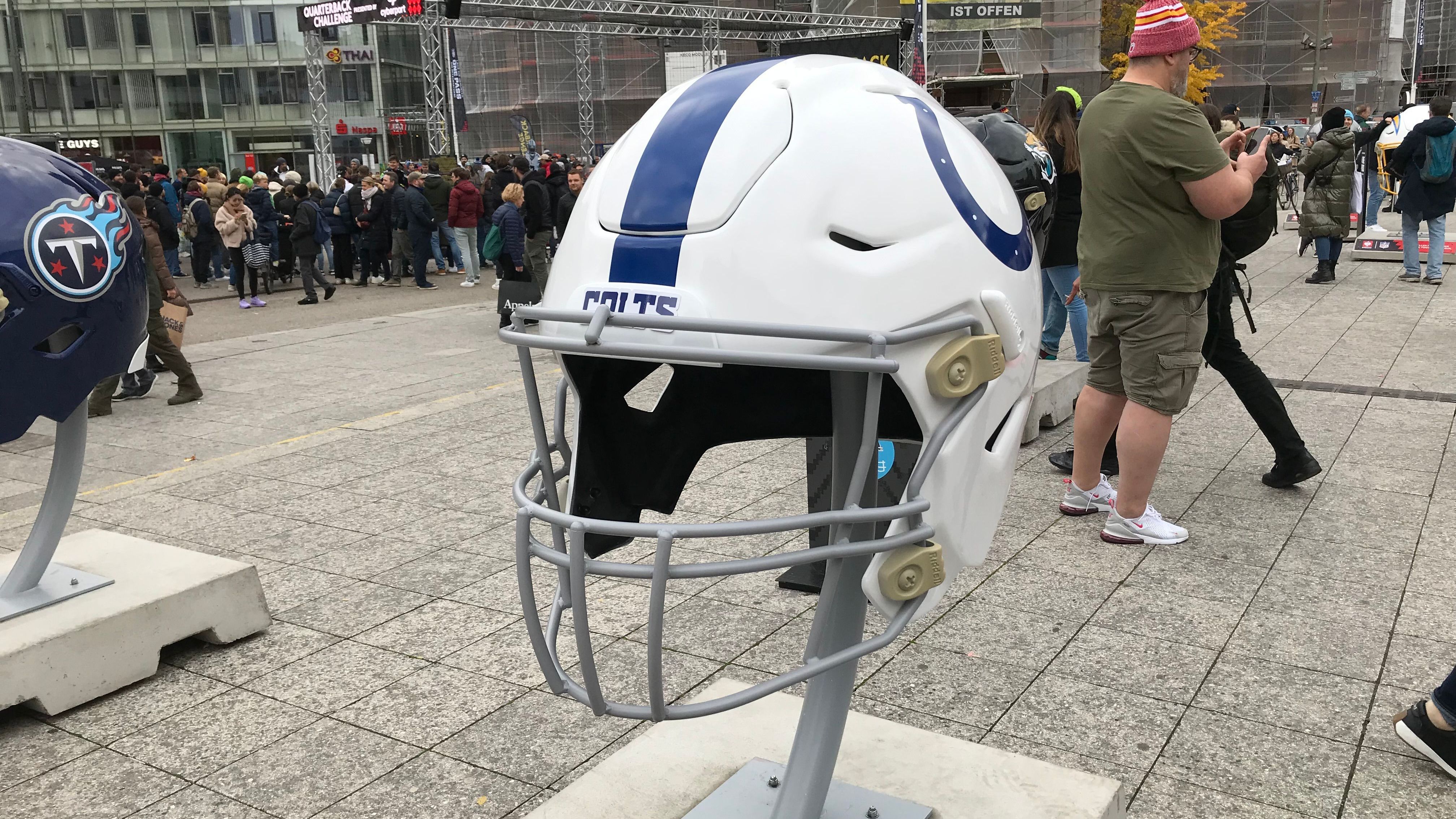 <strong>Wo seid ihr, Colts-Fans?</strong><br>Der Helm der Indianapolis Colts wartet währenddessen einsam und verlassen auf seine Fans. Traurig.