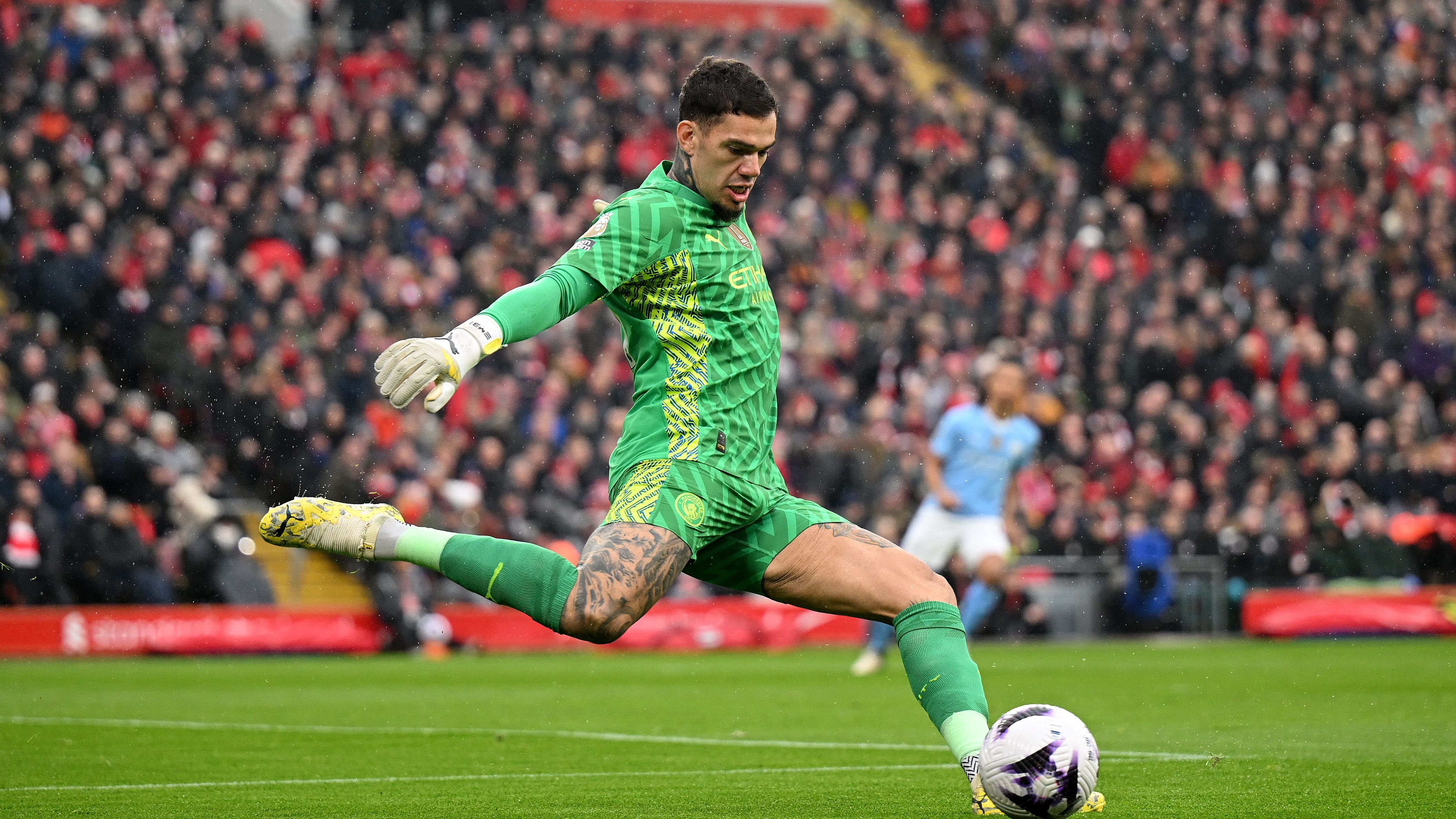 <strong>Ederson (Manchester City)</strong><br>Der Brasilianer hat im ersten Durchgang wenig zu tun, muss nur bei einem Szoboszlai-Freistoß ran. Der zweite Durchgang beginnt für Ederson unglücklich. Nach zu kurzem Rückpass von Ake senst er Nunez im Strafraum um und verursacht so den Elfmeter zum 1:1-Ausgleich. Beim Zusammenstoß mit dem Uruguayer verletzt sich Ederson zudem, muss in der 56. Minute ausgewechselt werden. <strong><em>ran</em>-Note: 4</strong>