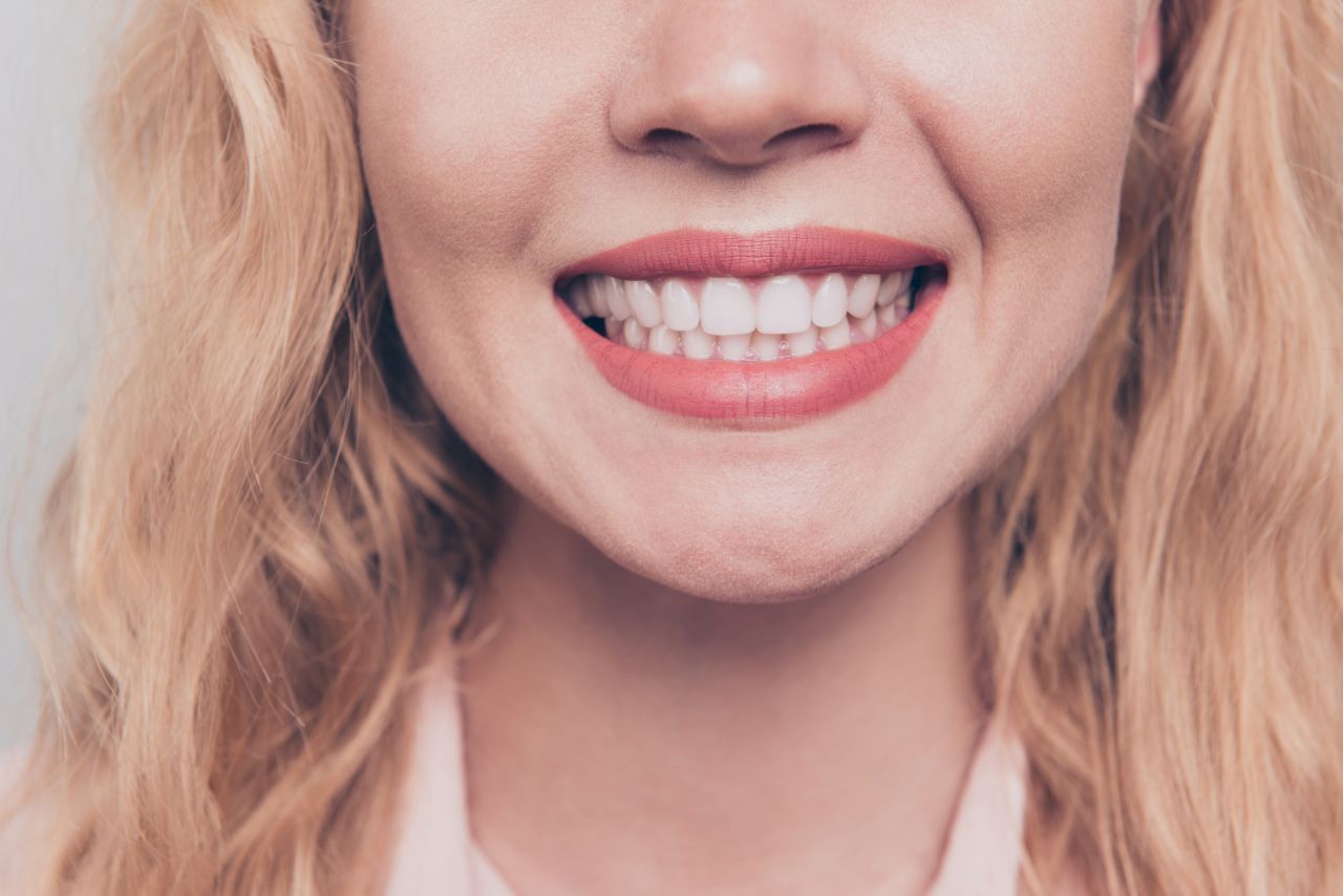Auflösung: Nein! Denn zu viel Putzen kann den Zähnen auch schaden. Mehr als 3 Mal am Tag sollte es nicht sein, denn das könnte den Zahnschmelz angreifen.