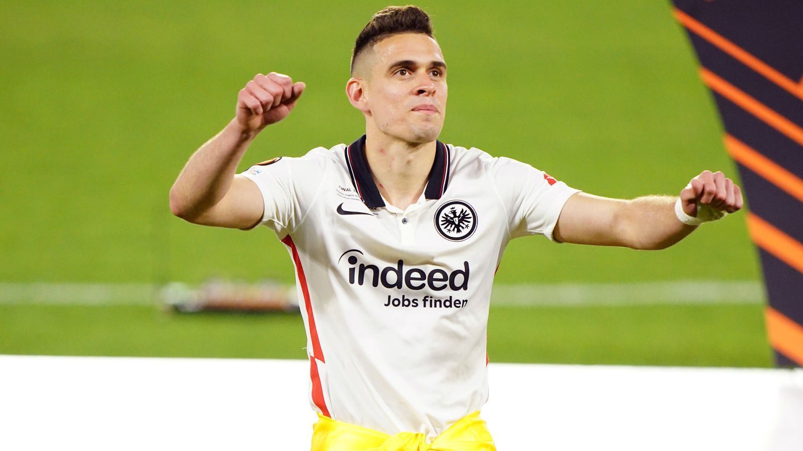 
                <strong>Borre war der Matchwinner</strong><br>
                Einmal mehr drückte Frankfurt-Stürmer Rafael Santos Borre einer Partie der Hessen seinen Stempel auf. Der Kolumbianer traf zunächst in der regulären Spielzeit zum 1:1-Ausgleich für die Eintracht und verwandelte auch den entscheidenden Elfmeter zum Triumph des Bundesligisten über die Rangers. 
              