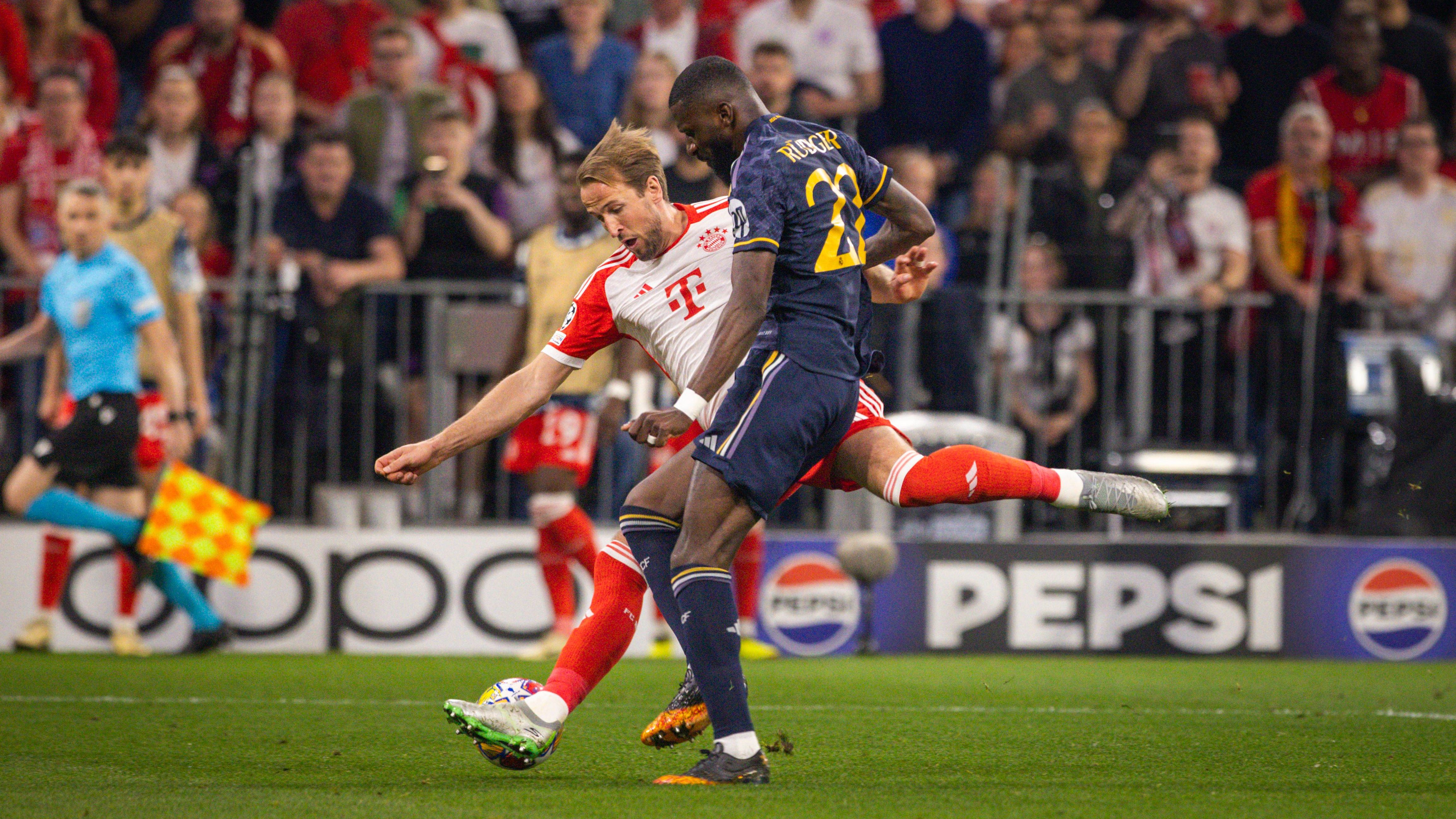 <strong>Rüdiger vs. Kane</strong><br>Das zeigte nicht nur das Hinspiel, als Kane - abgesehen von seinem Elfmetertor - weitestgehend abgemeldet war, sondern auch das Viertelfinale. Rüdiger verwandelte nicht nur den entscheidenden Elfmeter, zuvor hatte er Erling Haaland 180 Minuten in seiner Hosentasche. Der gebürtige Berliner muss sich auch vor Kane nicht verstecken.