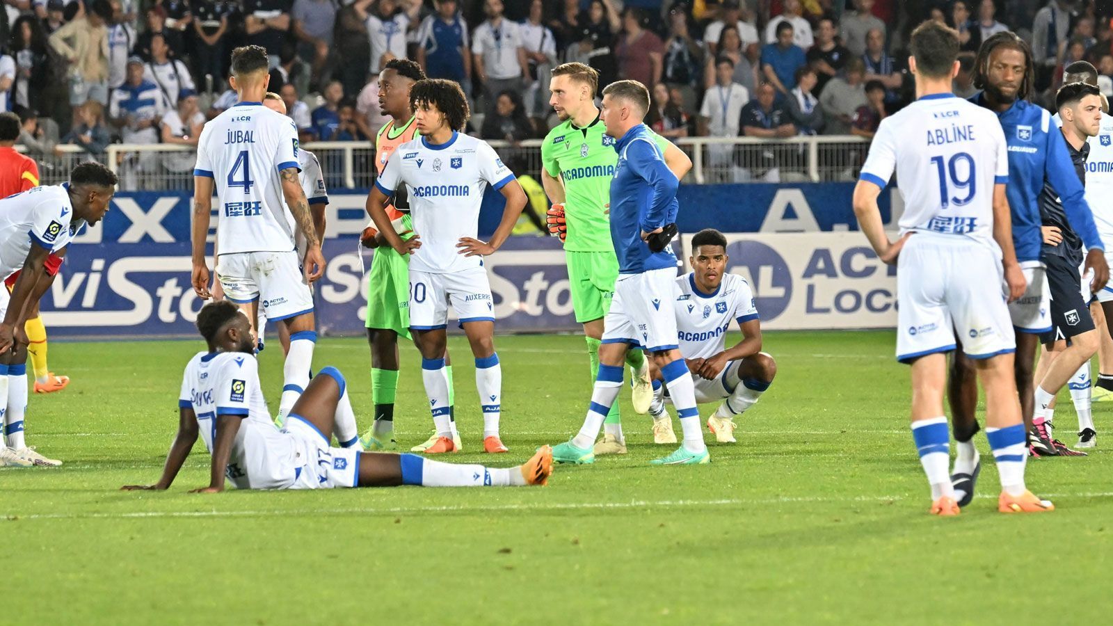 
                <strong>AJ Auxerre (Frankreich / Ligue 1)</strong><br>
                Erst nach dem letzten Spieltag rutschte AJ Auxerre in der Ligue 1 unter den Strich. Die Burgunder unterlagen zu Hause Vizemeister RC Lens mit 1:3, während dem FC Nantes als letztem Kontrahenten um den Platz am rettenden Ufer ein 1:0 gegen Schlusslicht Angers SCO glückte. Der Meister von 1996, bei dem Trainer-Legende Guy Roux mehr als 40 Jahre lang auf der Bank saß, war erst ein Jahr zuvor auf dramatische Weise ins Fußball-Oberhaus zurückgekehrt, als die AS St. Etienne in der Relegation im Elfmeterschießen niedergerungen wurde. Damals waren zehn Jahre des Wartens zu Ende gegangen.
              