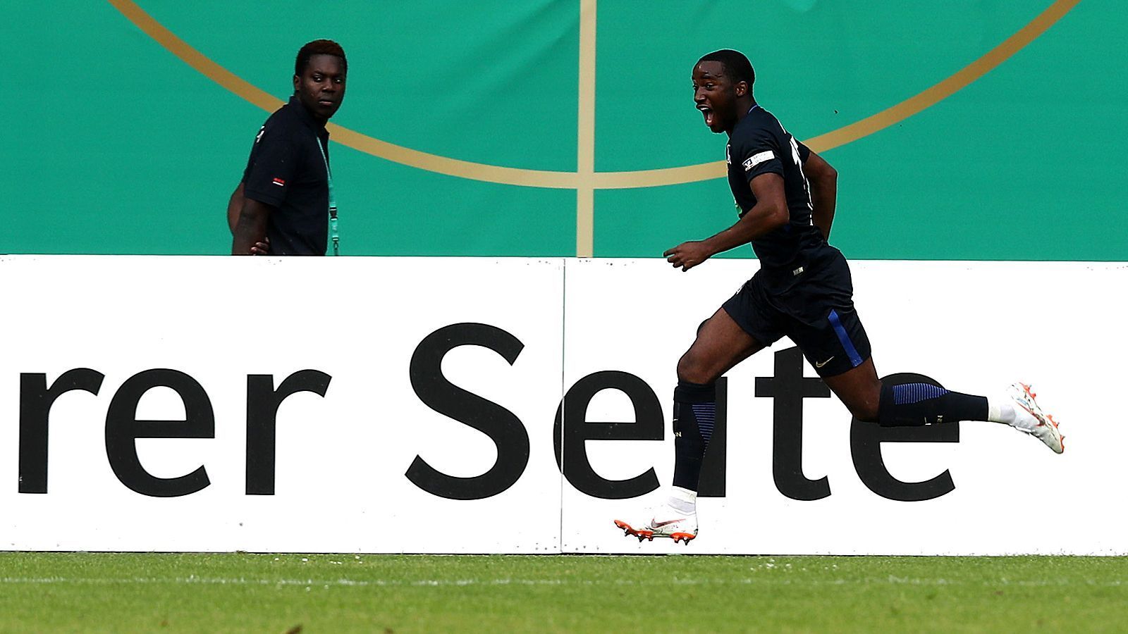 
                <strong>Panzu de Angelo Ernesto</strong><br>
                Innenverteidiger Panzu de Angelo Ernesto brachte die Hertha beim 3:1 im Finale mit seinem Führungstreffer auf den richtigen Weg. Der ehemalige deutsche U16-Nationalspieler durfte neben seinen 23 Einsätzen in der U19-Bundesliga auch bereits fünfmal in der Regionalliga ran. Unter Pal Dardai konnte er sich zudem bereits im Trainingslager zeigen.
              