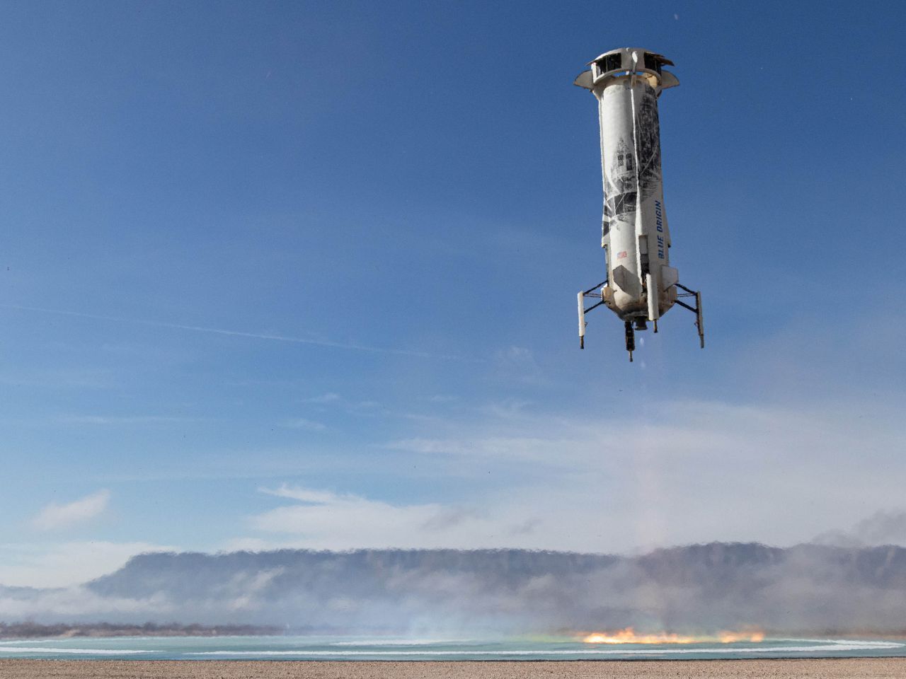 Die New-Shepard-Rakete ist wiederverwendbar. Hier landet sie nach einem Testflug wieder auf dem Weltraum-Bahnhof in Texas.