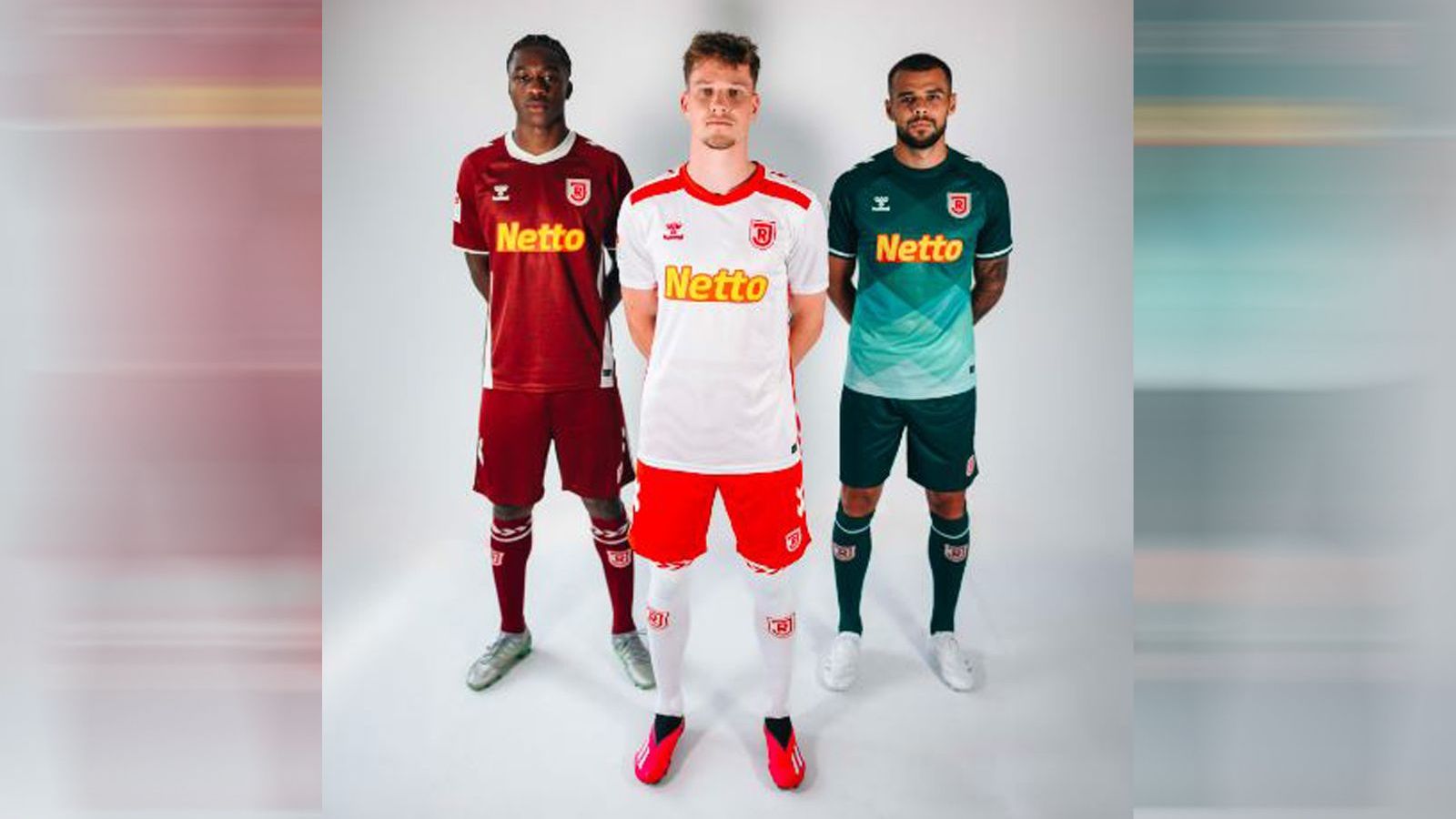 <strong>Jahn Regensburg - Auswärts-, Heim- und Ausweichtrikot (v. l. n. re.)</strong><br>Während das Ausweichtrikot dem der Vorsaison gleicht, gibt es bei den anderen Jerseys Neuerungen. Um die Verbundenheit zu Stadt und Landkreis auszudrücken, wurden beispielsweise beim Heimtrikot in abstraktem Stil Merkmale des Doms, der Donau und der Steinernen Brücke eingepflegt.