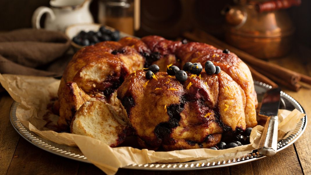 Nichts geht über Hefeteig mit Zimt und Zucker! Dieses Monkey Bread lässt uns das Wasser im Mund zusammenlaufen…