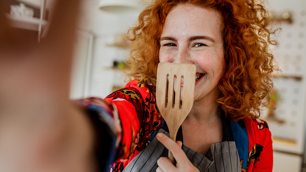 Natürlich gibt es immer Befürworter und Gegener – so auch bei der Verwendung mit Kokosnussöl. Wie du Kokosnussöl zum Kochen und Backen unbedenklich verwenden kannst, liest du im Beauty-Artikel.