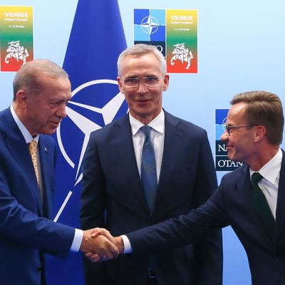 Der türkische Präsident Recep Tayyip Erdogan mit Jens Stoltenberg, Generalsekretär der NATO und Schwedens Ministerpräsident Ulf Kristersson auf dem NATO-Gipfel in Vilnius.