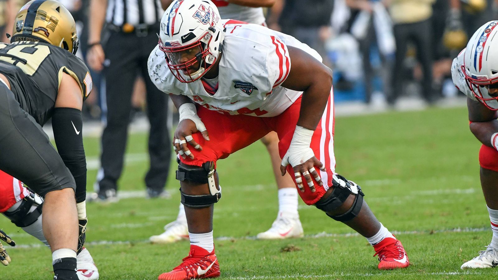 
                <strong>Josh Jones (Offensive Tackle, Houston) </strong><br>
                Josh Jones ist ebenfalls ein Kandidat für die 1. oder 2. Runde. Der 1,95 Meter große und 144 Kilogramm schwere Offensive Tackle ist ein Gewinn für jede Mannschaft, die auf das Laufspiel setzt. Seine Defizite im Pass-Blocking und der Beinarbeit sind laut Ansichten von NFL-Scouts korrigierbar. In seinem Draft-Profil heißt es: "Er hat die Eigenschaften und das Talent, ein zukünftiger Starter zu werden, wenn er sich mit einem guten Coaching weiterentwickelt."
              