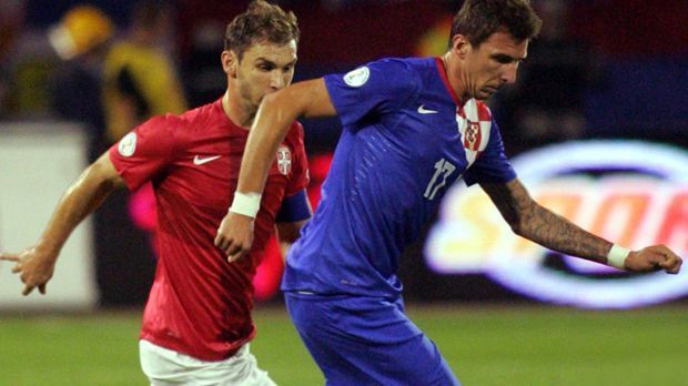 
                <strong>Serbien gegen Kroatien</strong><br>
                Serbien gegen Kroatien: Politisch brisant ist bei diesem Duell wohl noch untertrieben. 2013 kam es in der WM-Qualifikation erstmals seit dem Zerfall Jugoslawiens zum Duell der beiden ehemaligen Teilrepubliken Kroatien und Serbien. 18 Jahre nach dem Ende des Krieges waren beide inzwischen unabhängige Staaten. Deshalb stand auch die Geschichte beider Länder im Mittelpunkt, Gästefans wurden vorsichtshalber ausgeschlossen. Serbiens Trainer Sinisa Mihajlovic sagte damals vorher: "Dieses Spiel ist keine Fortsetzung des Krieges." Kroatien gewann zuhause 2:0, in Serbien spielte man 1:1.
              