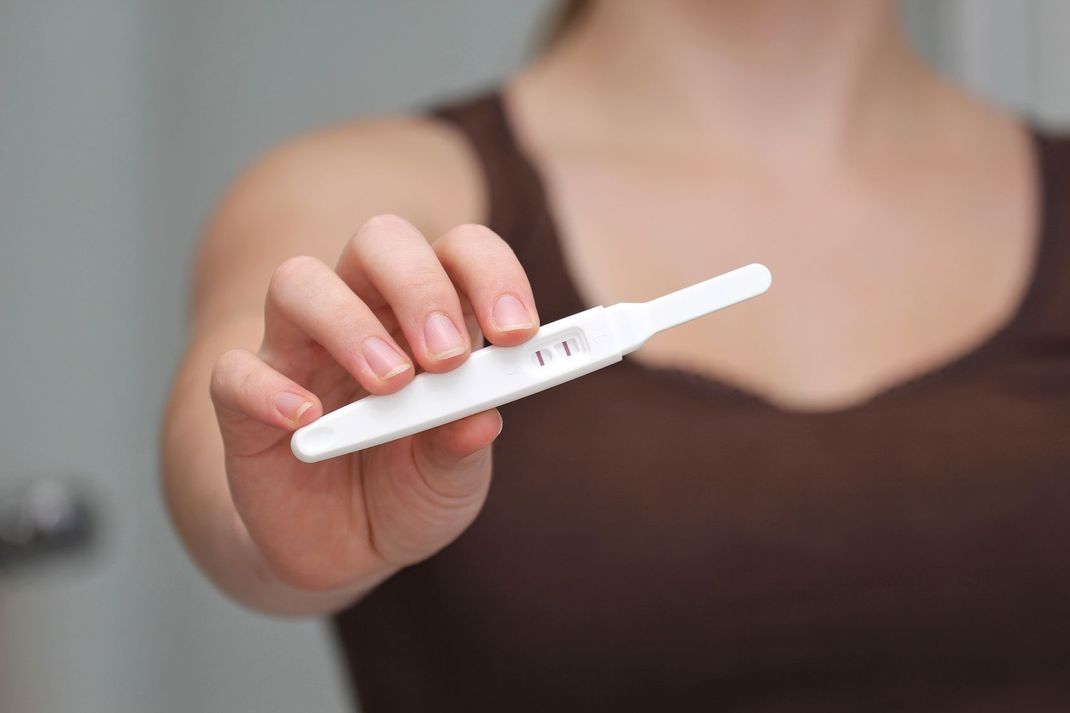 Ganz ausschließen lässt sich eine Befruchtung während der Periode nicht – denken Sie daher an Verhütung. Ein Kondom schützt vor Schwangerschaft und Geschlechtskrankheiten.