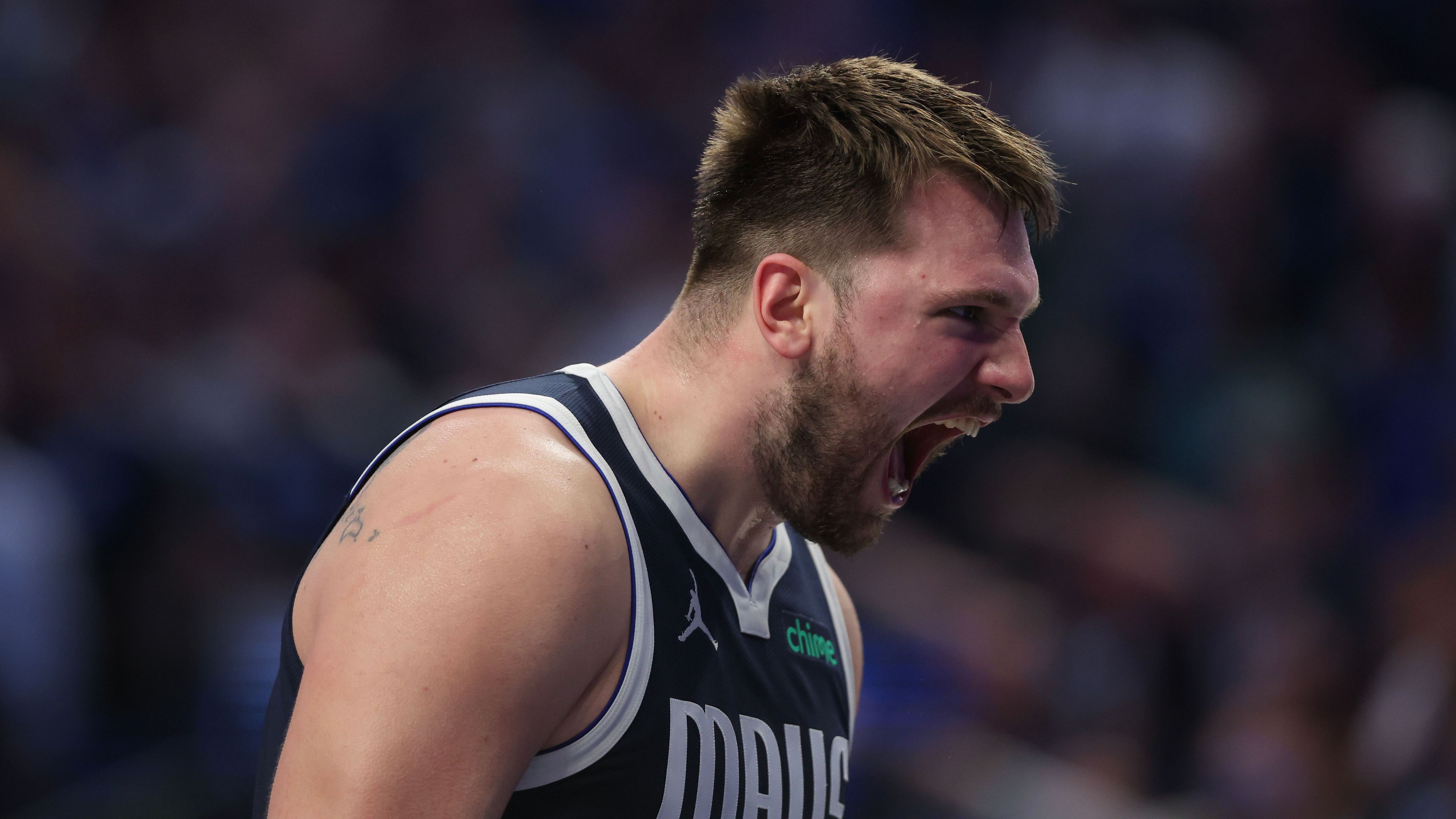 <strong>Luka Doncic (Dallas Mavericks) - Starter</strong><br>Der Slowene dominiert die diesjährigen Playoffs nach Belieben. Nach einem schwachen Spiel folgt zumeist eine Machtdemonstration von "Luka Magic". In den vier Spielen gegen Minnesota legte Doncic im Schnitt 31,5 Punkte, 9,5 Rebounds und 9,0 Assists auf. In engen Momenten kann sich Dallas auf ihn verlassen. Gleichzeitig scheint er auch defensiv angezogen zu haben. 1,6 Steals sind ein ungewöhnlich hoher Wert für ihn. Luka ist klar eine Stufe über Holiday. <strong>1-0 Dallas</strong>