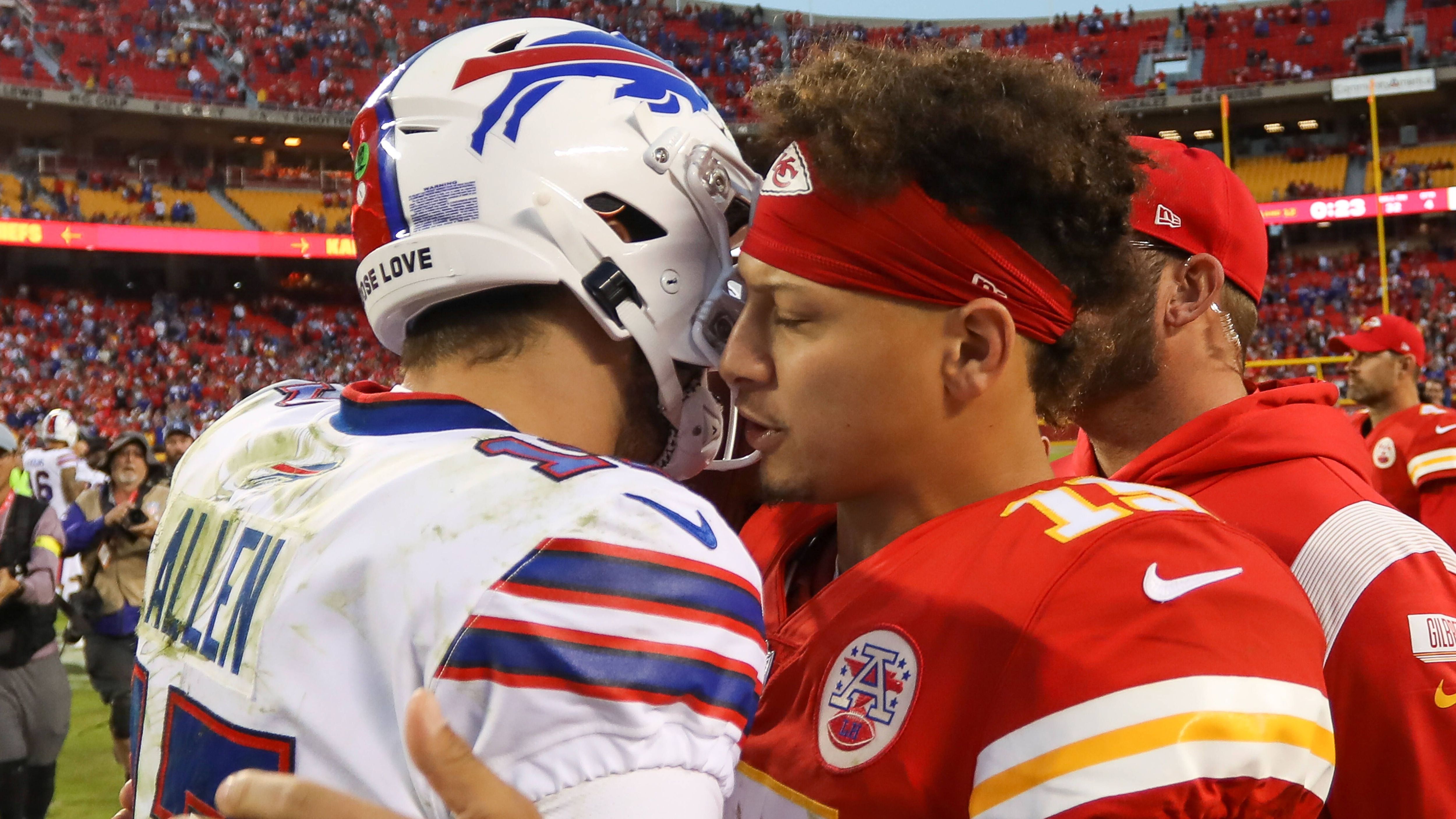 <strong>Playoffs gehen an Mahomes</strong><br>Die bisherige Playoff-Bilanz spricht für Mahomes und für einen extrem motivierten Allen: Bislang behielten die von Mahomes angeführten Chiefs zwei Mal die Oberhand. 2020 im Championship Game der AFC und 2021 in der Divisional Round.