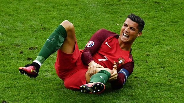 
                <strong>Krankenakte: Cristiano Ronaldo</strong><br>
                Es war die Geschichte des EM-Finals 2016 zwischen Portugal und Frankreich. Cristiano Ronaldo ging nach einem Zweikampf mit Dimitri Payet zu Boden. Nach zwei Behandlungen musste der Superstar verletzungsbedingt ausgewechselt werden. Es soll sich aber "nur" um eine Innenbanddehnung im linken Knien handeln. Fest steht aber trotzdem, dass er den Super Cup am 08. August gegen den FC Sevilla verpassen wird. Die spanische Zeitung "Marca" veröffentlichte daraufhin Details zu allen Verletzungen von CR7 bei Real Madrid. Allzu viele waren es nicht...
              