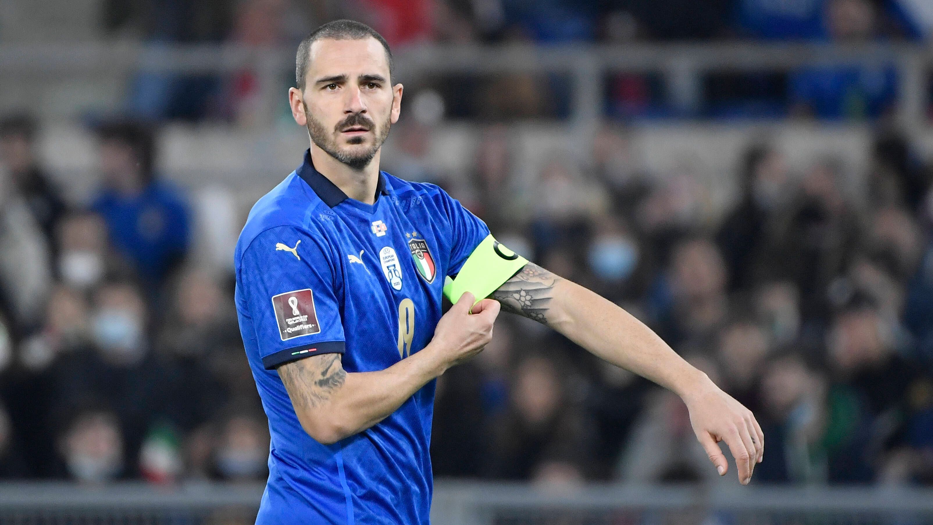 
                <strong>Leonardo Bonucci (Italien) </strong><br>
                Nachdem Gewinn der Europameisterschaft 2020 war in der WM-Qualifikation nicht mehr viel von Italiens Glanz zu sehen. Das Team um Kapitän Leonardo Bonucci landete in der Gruppe C hinter der Schweiz auf Platz zwei und muss nun erneut um die Teilnahme an der Weltmeisterschaft bangen. Schon 2018 hatte es Squadra Azzurra verpasst, sich zu qualifizieren. Für Bonucci wäre es ohnehin erst die zweite WM nach Brasilien 2014. 
              