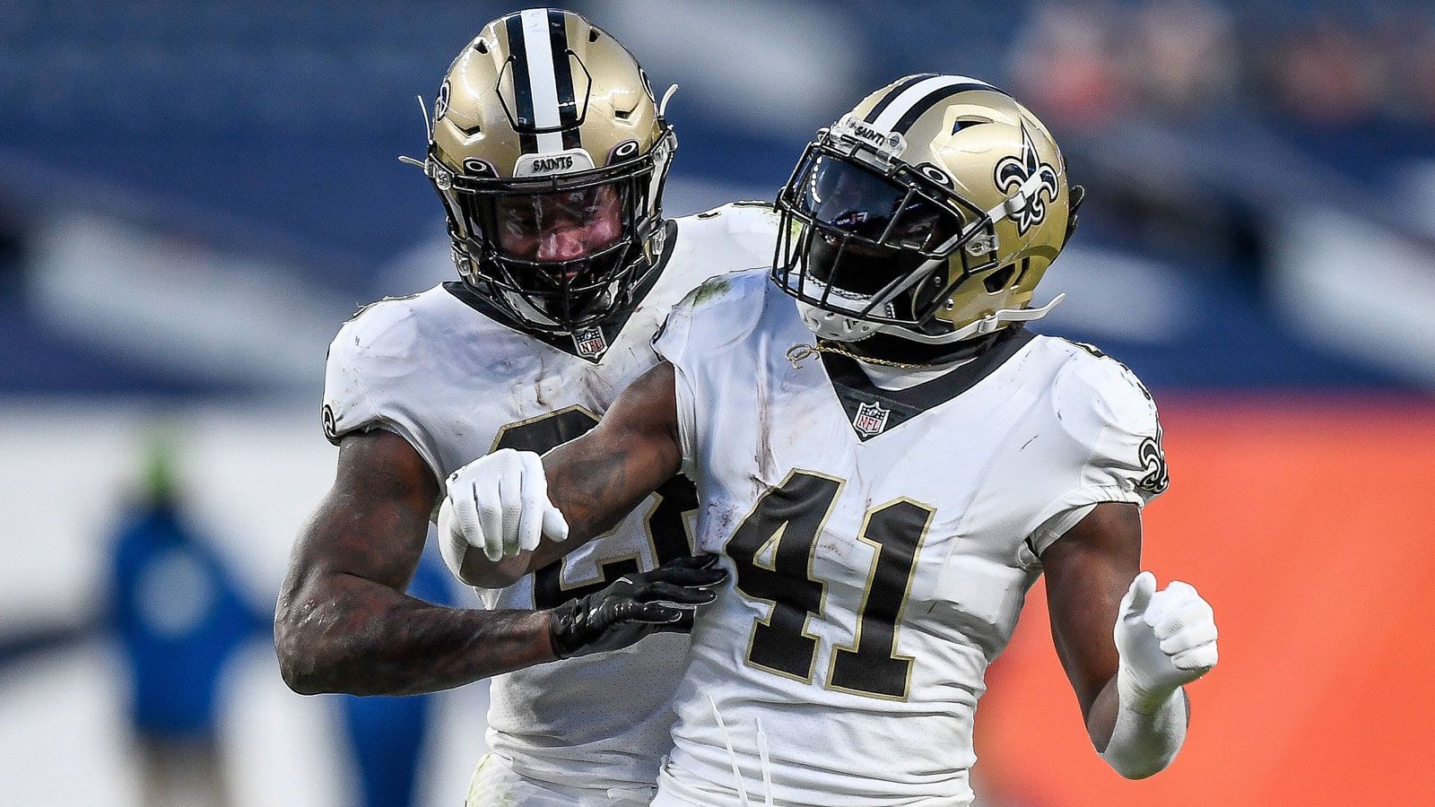 
                <strong>New Orleans Saints</strong><br>
                Die New Orleans Saints können aufatmen: Nach seinem positiven Corona-Test wurde Star-Running-Back Alvin Kamara pünktlich zu den Playoffs wieder fit und konnte beim Sieg gegen Chicago Bears wieder eingesetzt werden. Die Saints sind in der laufenden Saison eines der Teams, welches die Reserve-/Covid-19-Liste besonders intensiv nutzen musste: Neben Head Coach Sean Payton und Backup-Quarterback Jameis Winston wurden mindestens zehn weitere Spieler kurzfristig auf die Liste gesetzt.
              