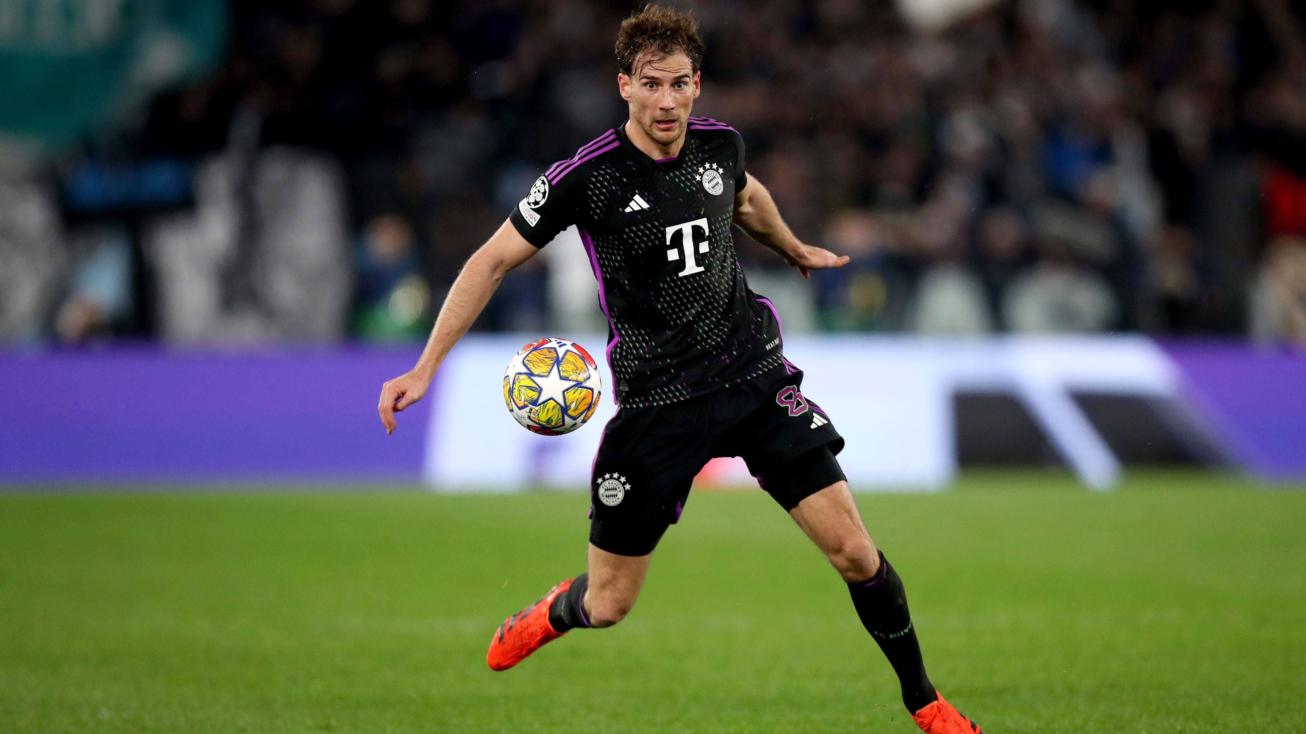 <strong>Leon Goretzka (FC Bayern München)</strong><br>Hohes Laufpensum, aber spielerisch unauffällig. Ausnahme: Schöne Vorarbeit zu Musialas Großchance. Muss nach Upamecanos Roter Karte Platz machen für einen weiteren Abwehrspieler. <strong><em>ran</em>-Note: 4</strong>