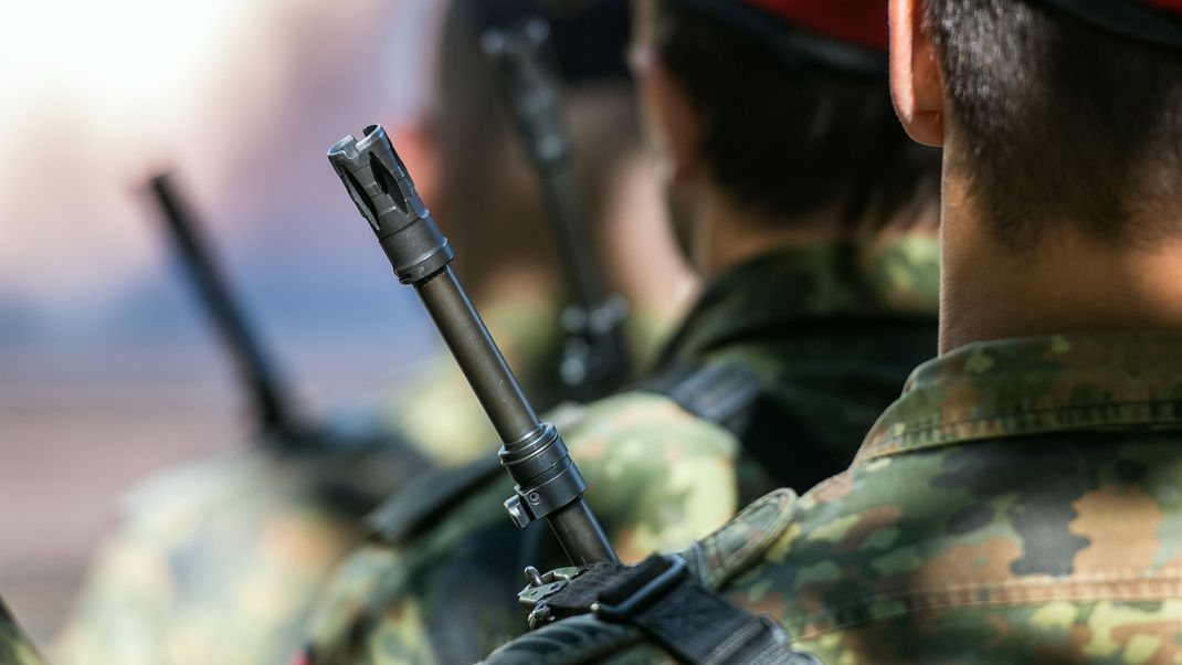 Im Falle eines militärischen Angriffs auf Deutschland wäre laut einer Umfrage gut jeder zehnte Bundesbürger:in darauf eingestellt, sein Land mit der Waffe in der Hand zu verteidigen. Dies ergab eine repräsentative Umfrage des Meinungsforschungsinstituts YouGov im Auftrag der Deutschen Presse-Agentur.&nbsp;