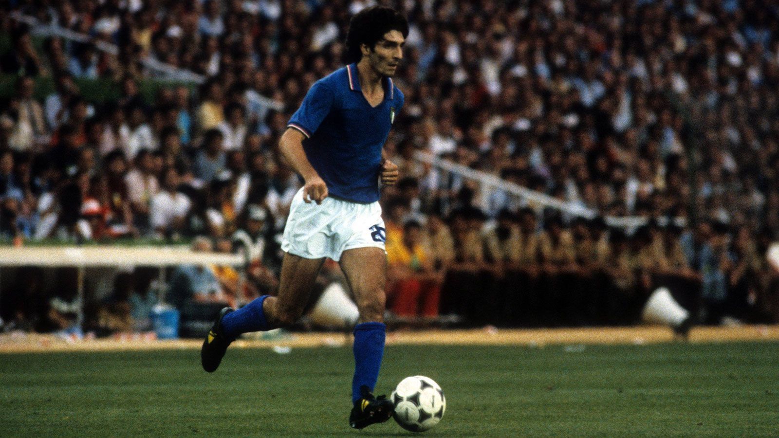 
                <strong>Paolo Rossi</strong><br>
                Bei der WM 1982 platzt bei Paolo Rossi nach anfänglichen Ladehemmungen gegen Brasilien der Knoten, als er sein Team mit drei Toren ins Halbfinale schießt. Auch dort erzielt er beide Tore für Italien, im Finale leitet er in der 57. Minute den Sieg ein.
              