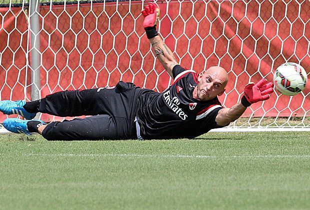 
                <strong>Christian Abbiati (AC Mailand)</strong><br>
                Zeiten ändern sich: Jahrelang war Christian Abbiati die unangefochtene Nummer eins beim AC Mailand - bis zu dieser Saison. Im Sommer verpflichteten die Hauptstädter dann den Spanier Diego Lopez von Real Madrid als neuen Stammtorhüter.
              