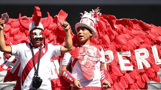 
                <strong>Peru-Fans</strong><br>
                Diese beiden Fans der peruanischen Mannschaften haben durch das Federkleid und die Rüstung fast schon etwas majestätisches an sich.
              