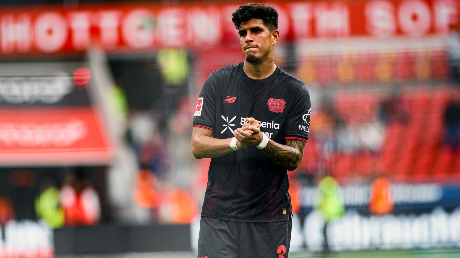 <em><strong>Piero Hincapie (Bayer Leverkusen)</strong><br>Im Werben um Piero Hincapie hat Tottenham Hotspur laut Fabrizio Romano nun ein neues Angebot unterbreitet. Demnach soll der 23-jährige Ecuadorianer bis zum Sommer 2026 zunächst ausgeliehen werden und anschließend per Kauverpflichtung fest nach London wechseln. Als Ablösesumme werden 60 Millionen Euro genannt, also exakt die Höhe der angeblichen Ausstiegsklausel im noch bis 2029 laufenden Vertrag des Verteidigers.</em>
