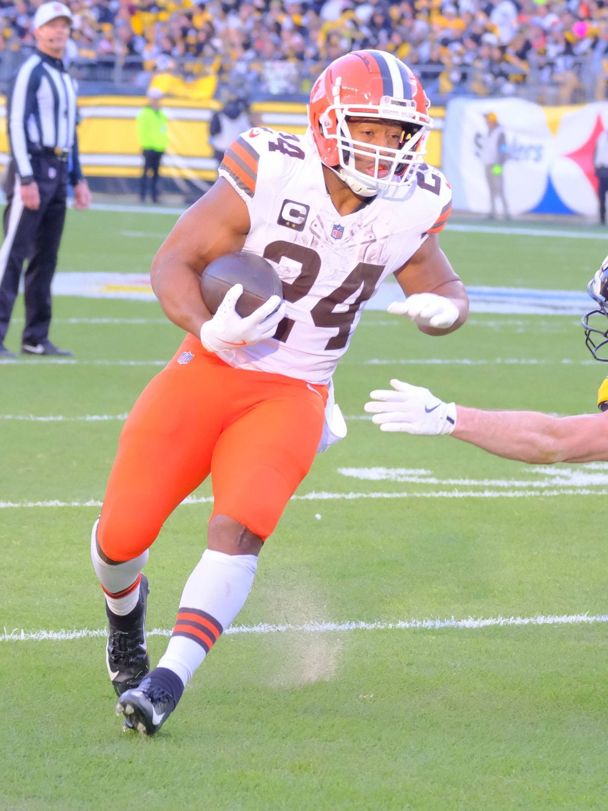 NFL, American Football Herren, USA 2024: Steelers vs Browns DEC 08 December 8, 2024: Nick Chubb 24 during the Steelers vs Browns in Pittsburgh, PA. Jason Pohuski CSM(Credit Image: Â Jason Pohuski C...