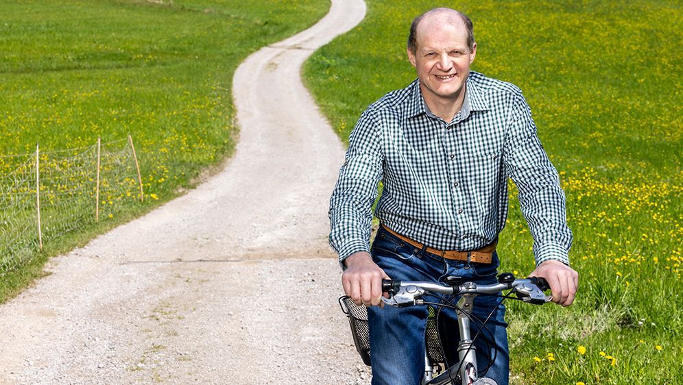 Martin ist gerne in der Natur unterwegs, schwingt die Hüfte in der Volkstanzgruppe und ist in einigen Vereinen tätig.